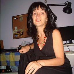 Mujer independiente, pacifista, liberal, y muy criticona.
