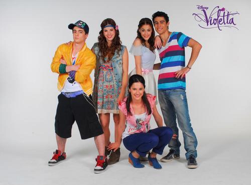 apenas uma jovem super fã da violleta Martina Stoessel