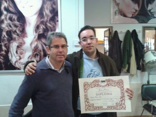 Peluquero especializado en corte para caballeros. Tu peluquero de hoy y el de mañana tambien. Precios muy economicos y gran variedad en cortes para caballeros.