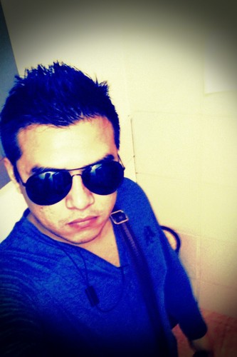 hijo de Dios,padre de familia,estudiante y trabajador.....mision en la vida..servir a Dios de corazon...compositor....amennn...