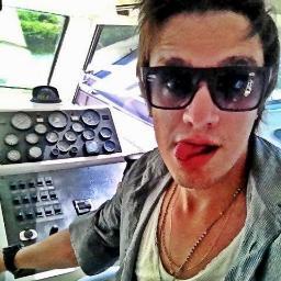 Dia 18/01/2011 as 00:01 @renanaugusto me mando um reply e seguiu o FC .Seguida dia 13/02 pela @vezes2oficial . Antiga @reminhavidaevc Criado dia 05/01/11
