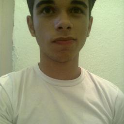 Sou humilde, divertido bastante timido '-' mas gosto de fazer novas amizades *-*