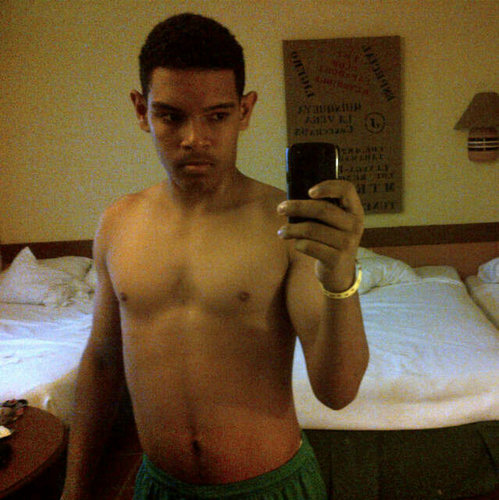 Soy hombre me gustan las mujeres bonitas y morenitas soy DJ me conocen como el fuerte mi pin:2947ff8c