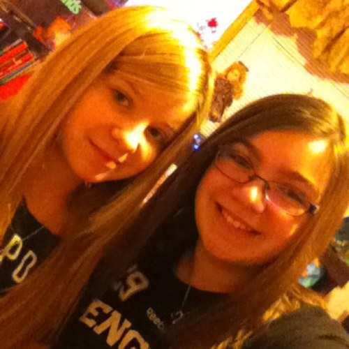 This is a double account thing so
Lauryn: Hey its lauryn. I am a brunette and i love 1D. Autumn: Hey its autumn. Im a blonde (a smart sorta dumbish) taken