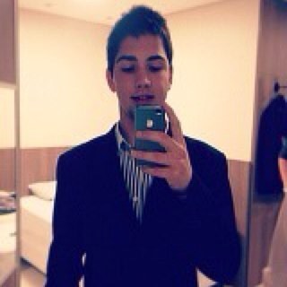 Ex-jogador de futebol, estudante de adm, corinthiano, alcóolatra, legal as vezes.
