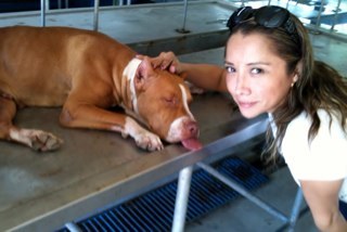 mujer sencilla que gusta de ayudar a los animales si tu amas a los animales unéte a la causa