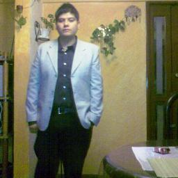 norbydrunks's profile picture. Este soy yo, el cocinero de mi vida cruda. Este soy yo, el lavandero de mi ropa ajena. ay mujer fugaz y eterna, perdona este aroma a rinoceronte en brama.