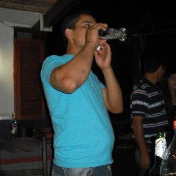 Morocho alto ojos marrones muy simpatico,compañero y demasiado bueno me gusta el mate todo tipo de musicas me encanta salir a bailar.
