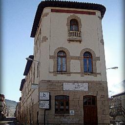 Albergue en plena Sierra de la Demanda, a pies del pico San Millán, el techo de Burgos.Cuenta con 100 plazas, comedor, amplias aulas, salón de actos, etc...