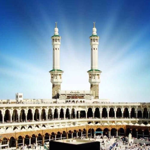 #تضحك مع العالم ولا همك الضيق وفي ناس تبكي همها بس ترتاح هذي هي الدنيا فرح مره وضيق ربي يهونها على كل الارواح