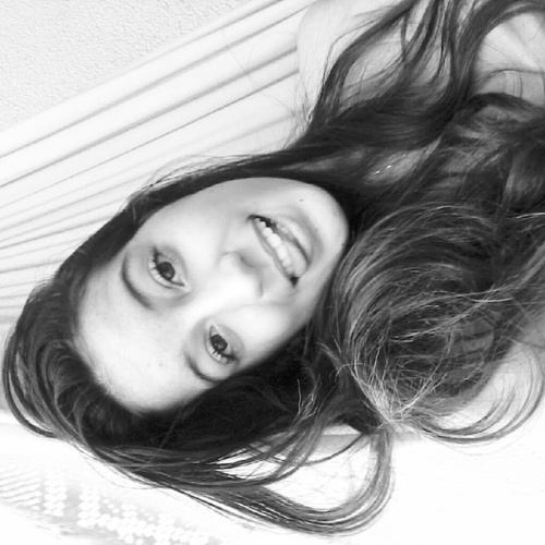 Ariana,1996, engraçada, nervosa, chorona, viciada em TORPEDO, música? amo. Sou muito gulosa e louca. Prazer, eu!