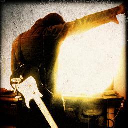 Hago photos y realizo vídeo, disfruto del rock, el cine y el fútbol, siempre cae bien una pola. Que viva la música.
