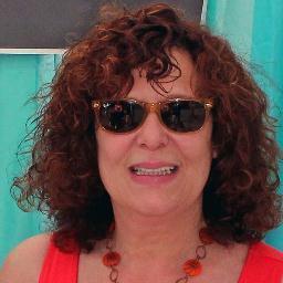 Mom, glass artist and enthusiast. Intrigued by colors, patterns and artsy folks!