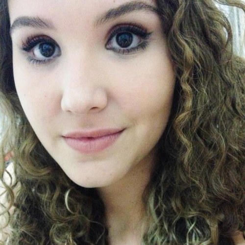 Tinha uma cara larga,as maças do rosto, com olhos pequenos demais para dar equilíbrio. O nariz e a boca eram largos demais para a beleza tradicional