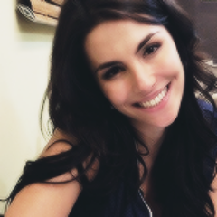 Ela não anda, ela desfila. Ela é top, capa de revista. É a mais mais, ela arrasa no look.. @melfronckowiak