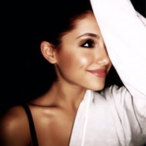 Don't you wish your idol was hot like mine~ @ArianaGrande is my main chica •