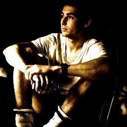 -17-  Nacido Afuera Pero Criado En Argentinas,  mi edad no define mi madurez, fiel amante de la buena música y los libros #Madridista
