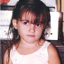 Não sou a mais normal, nem a mais legal,nem a engraçada, só sei que sou uma garota simpatica, extrovertica, não sou perfeita confesso, tenho meus defeitos.
