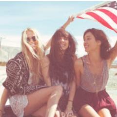 ComConnected's profile picture. Amigas de 15 anos , resolveram fazer um blog de férias para compartilhar suas emoções e desafios .