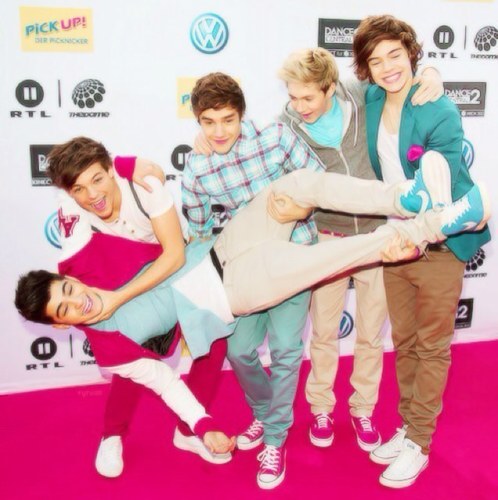 Hay My Fellow Followers I Am Zayn Malik, I love Music and My Friends Alot ... I thank You For Following Me ...