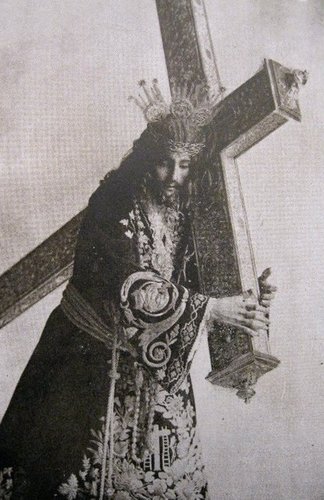 Cofrade hasta la médula, devoto del Nazareno de Arriba, el Mayor Dolor y la Socorrilla.