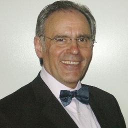 Animateur du séminaire Les Tendances de l'Informatique, il est parfaitement bilingue Anglais-Français.