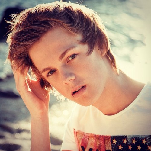 Tweeting about @Caspar_Lee like it's our job, follow if you love Caspar as much as we do!