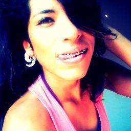 Debaixo da maquiagem e por trás do meu sorriso, eu sou apenas uma menina que deseja o mundo.