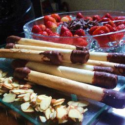 venta de barquillos rellenos de arequipe con puntas de chocolate