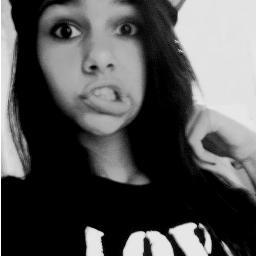 Meu nome tu ja sabe ,tenho 15 aninhos cor preferida verde u.u sou de sagitario *-* amo festa ta bom né ! NÃO GOSTOU ?-DESCULPE-ME ESTA SOU EU.