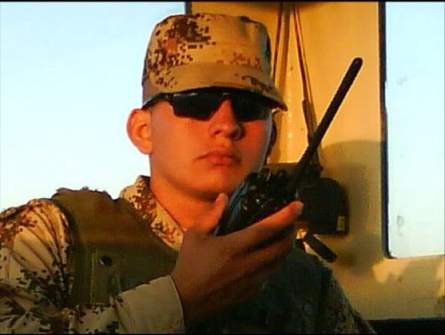 Soldo por honor y por amor ami patria y dispuesto adar mi vida por defenderla esta al lado de mi pais en las buenas y en las malas sere un soldado con principio