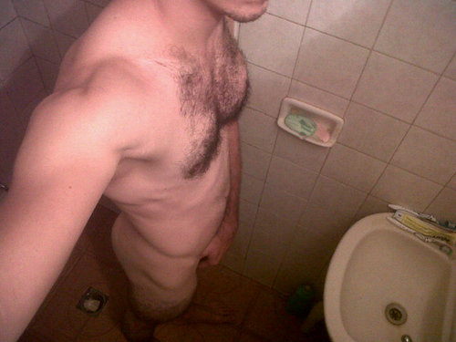 TrigueÑo 1.85 ojos marrones claro,amante del sexo. Seguime y te Sigo  cero plumas.