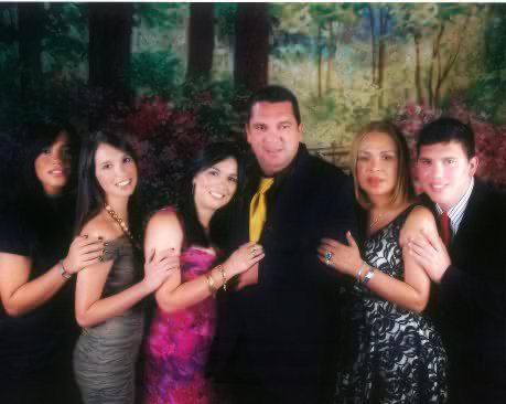 pepebaronda's profile picture. En mi opinión, la familia es lo más importante , tener hijos no lo convierte a uno padre, del mismo modo en que tener piano no lo vuelve pianista