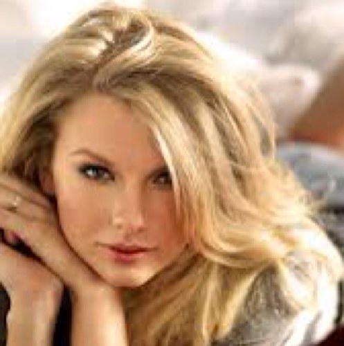 The daughter of @The_Ali_D and a young wolf girl. While my mother is frozen in age, I continue to grow old. [RP//Wolf//Lesbian//Single/19]