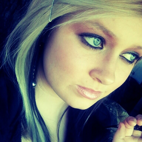 Hi. My names Kelsey!
•18
•Senior
•Engaged(Nicholas Lee Spooner)
•Dont do drugs! (Any)