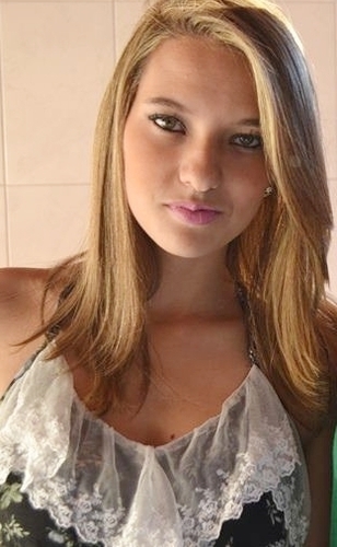 Tudo meu é demais. Ciumenta demais, carinhosa demais, e me fodo demais. Viciada em chocolate e música. ♥