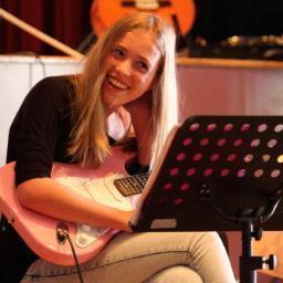 Muziekschool Sleeuwijk verzorgt met veel plezier, gitaarles, pianoles, keyboardles, drumles, trompetles, saxofoonles, klarinetles, zangles, vioolles en meer