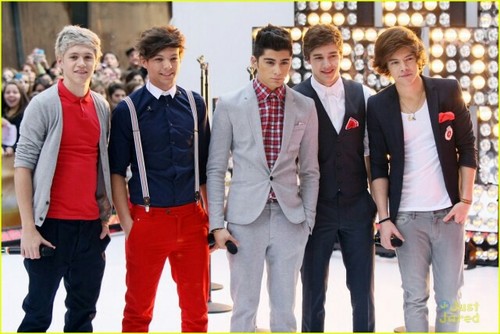 17 years old...Love One Direction (Harry,Liam,Niall) Live in London! New in Twitter!!!