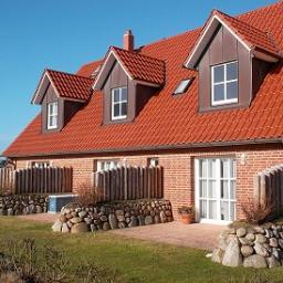 Das Gästehaus Henke verfügt über 4 Ferienappartements, die typisch friesisch und gemütlich eingerichtet sind.
Sauna sowie WLAN stehen kostenfrei zur Verfügung.