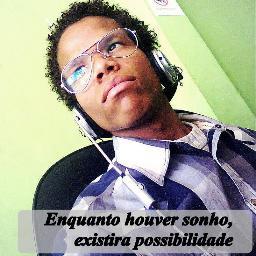 — Quando eu era pequeno, ele me ensinou a andar, me ensinou a sorrir, e me ensinou a nunca desistir. Eu o amei antes mesmo de saber o que era o amor