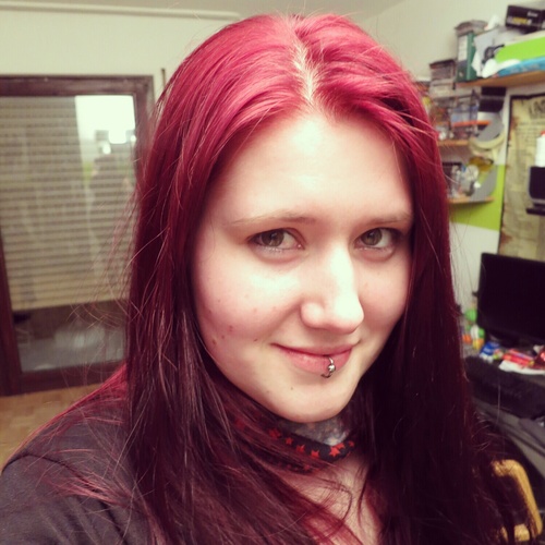 Metaler , Nerd und Serienjunkie ! Auf der Haut bemalt und mit Metal durch stochen! Wintermensch und stolz drauf!