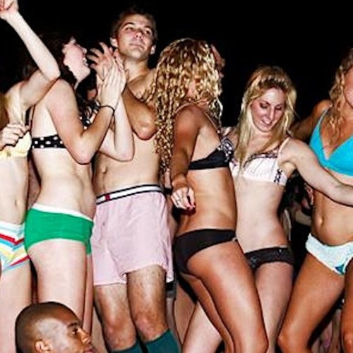 College freshman everywhere. Living the life that you want til your parents get involved.. #freshmanproblems