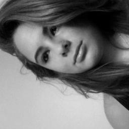 Eu sou αquelα que αmα com medo de se αrrepender .
Eu sou αquelα que quαndo ri muito quer chorαr .
