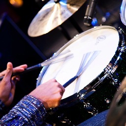 Baterista. Gosto pela boa música, boa comida e por bom humor! Fã das vassourinhas!