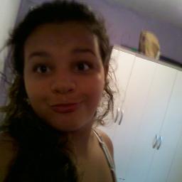 14 anos baixinha,chata,feliz,divertida,aventureira!