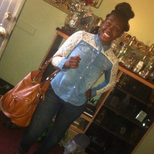 ayeeeee , follow me & my homiee @Lashaai_ & my bestfriend @TippyCiCi fuxk w| us (: