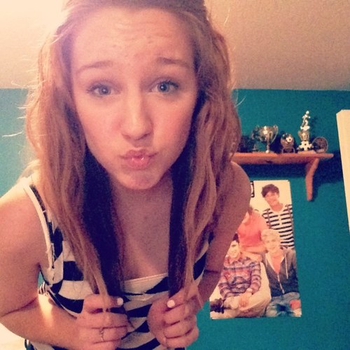 Fan of Brooke Hill!! I'm here to help her reach her dream as a singer! Follow her on twitter @14_simpson