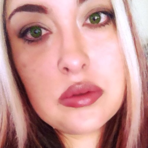hi im 28 i love my baby girl she,s 2 i m a Christen i love the holy bible i love my family i have a big family i have 2 dogs rocky and coco i love to shop
