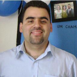 Filho de Deus, esposo, pai, pastor, empresário, contador e professor.