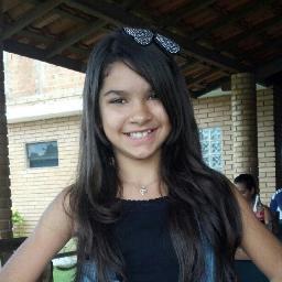 Meu nome é Manuella, meus amigos me deram um apelido chamado Manuki,sou feliz e tenho a família melhor do mundo.